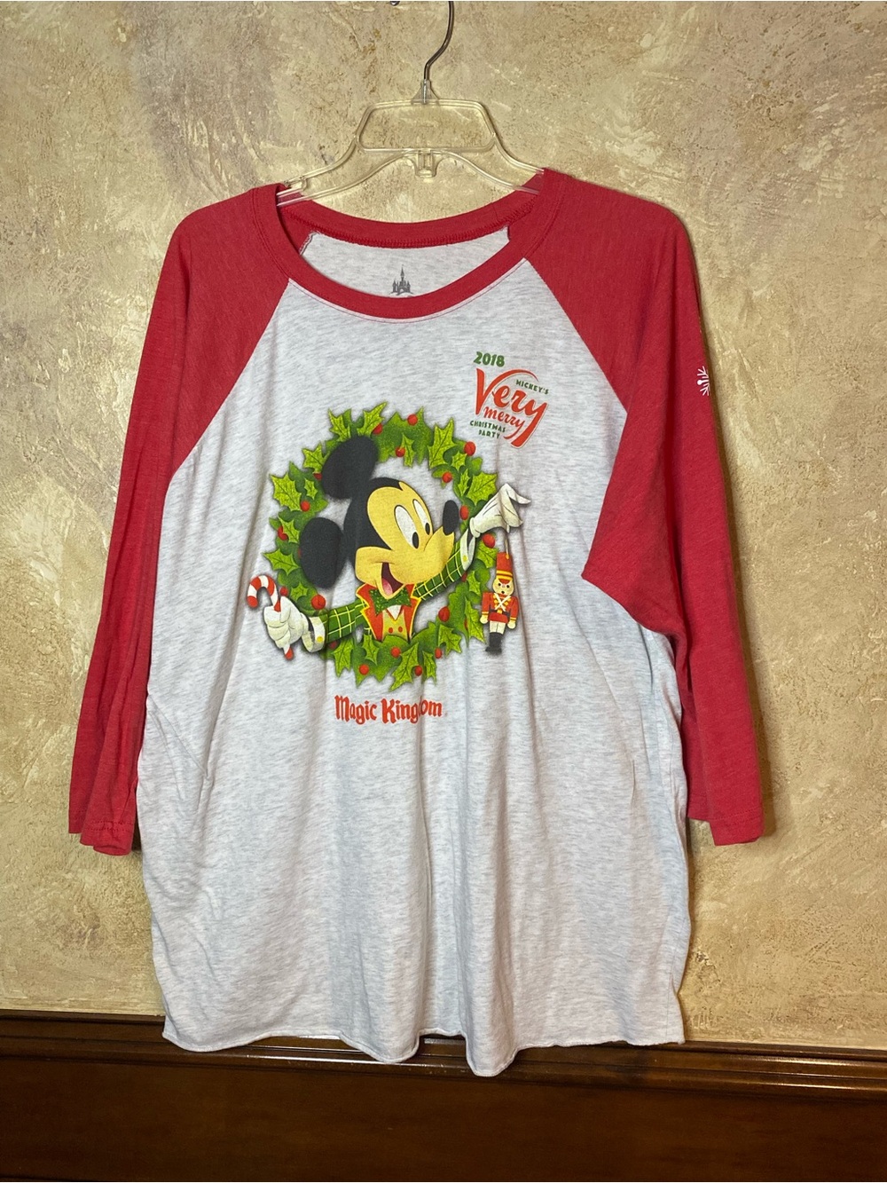 Disney Parks 2018 Mickeys Very Merry Christmas Party Raglan - XXL - Gray Red